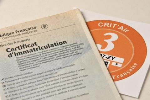 Illustration de l'article Vignettes Crit’Air : entre règles spéciales et arnaques, faisons le point !